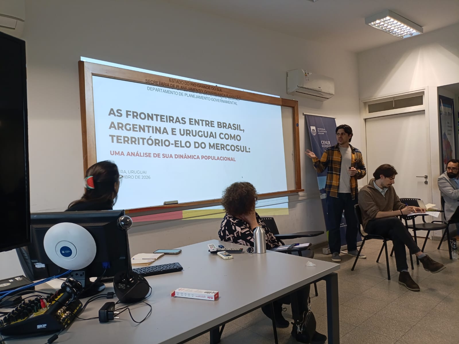 Exposición en una sala durante las jornadas interdisciplinarias
