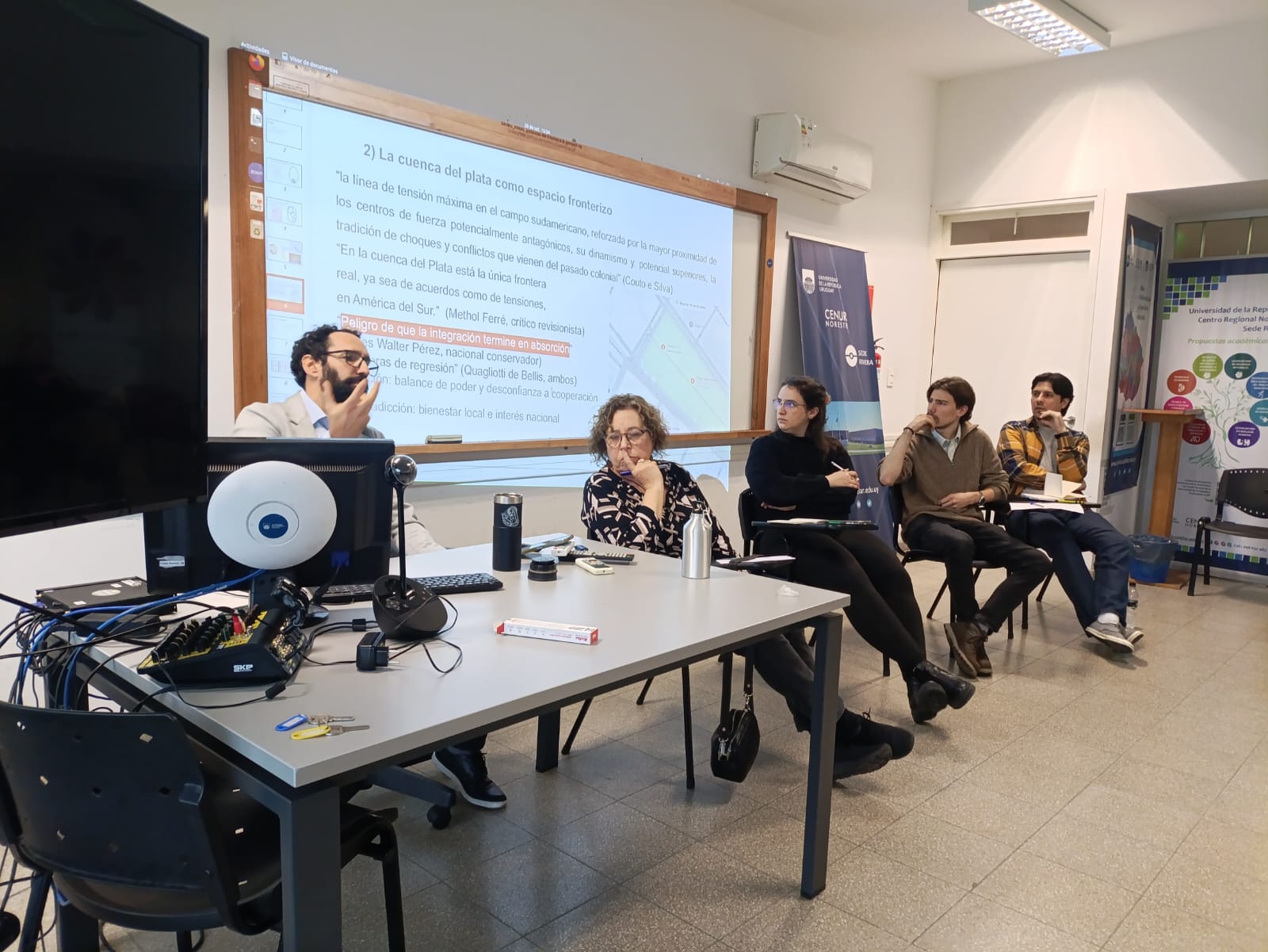 Mesa de intercambio y exposición sobre territorios fronterizos